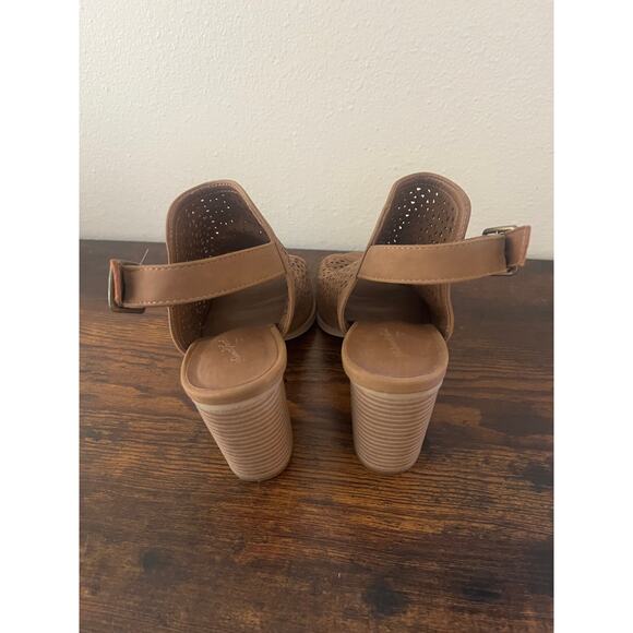 Universal Thread Perforated Block Heel Sandals - Size 8.5 - Picture 4 of 5